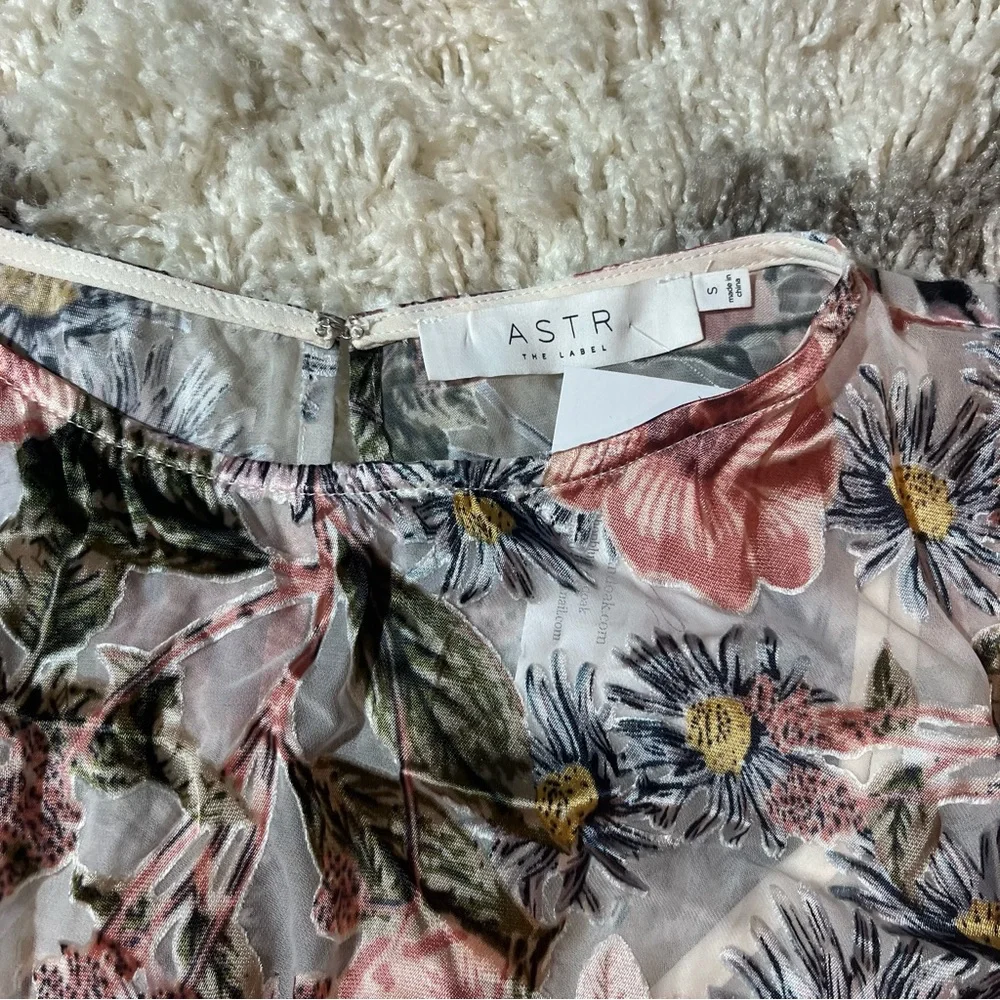 Sold ASTR the label floral dress - Picture 5 of 9